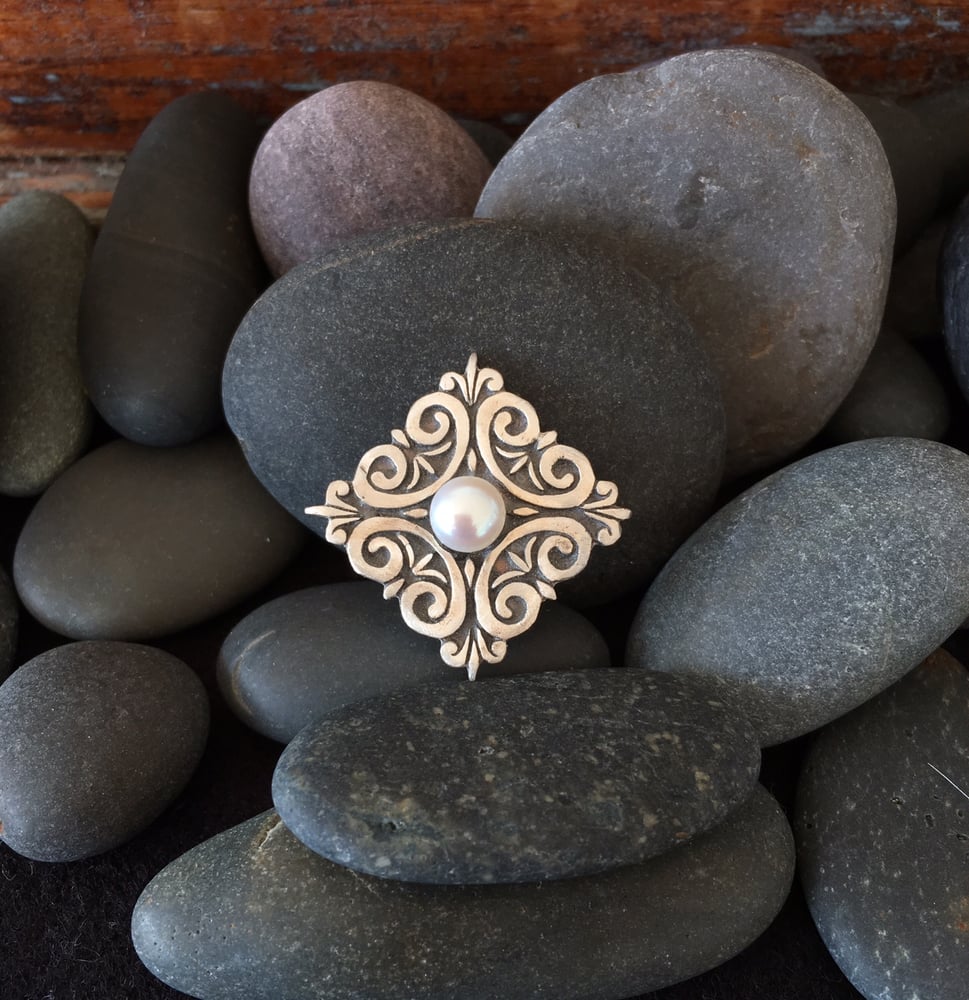 Image of FILIGREE STOCK PIN - WHITE PEARL