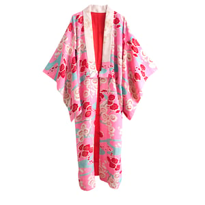 Image of pink silke kimono med blommeblomster og broderet krave