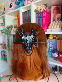 Image 5 of Horquilla dragón negro con cuarzo rosa 