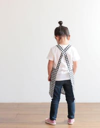 Image 4 of Linen Kid Apron - navy & white checkered