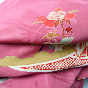 Image of Silke kimono i dyb rosa med farvede blomster ranker 