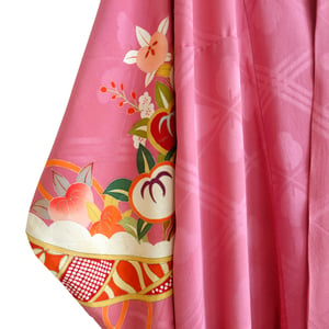 Image of Silke kimono i dyb rosa med farvede blomster ranker 