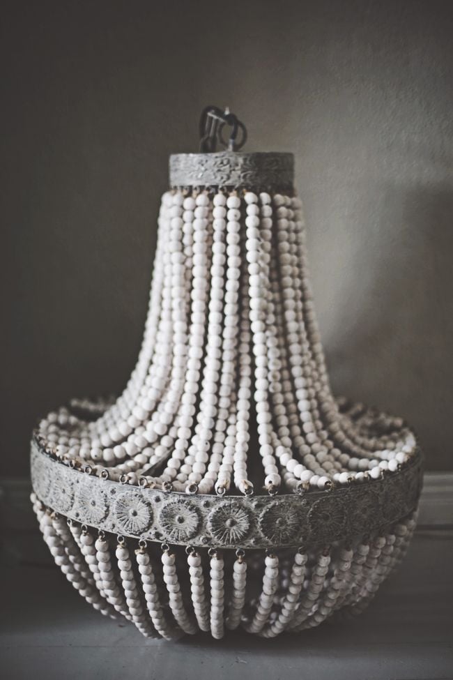 Image of Lampadario a pera boho chic con perline in legno bianco antico