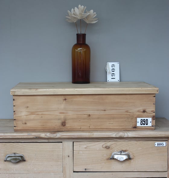 Image of Boite de mercerie en bois blond.