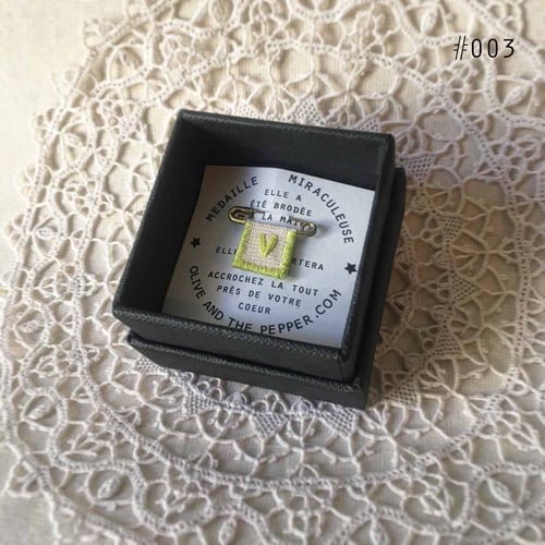 Image of Broche "Médaille Miraculeuse" (Multicolore)