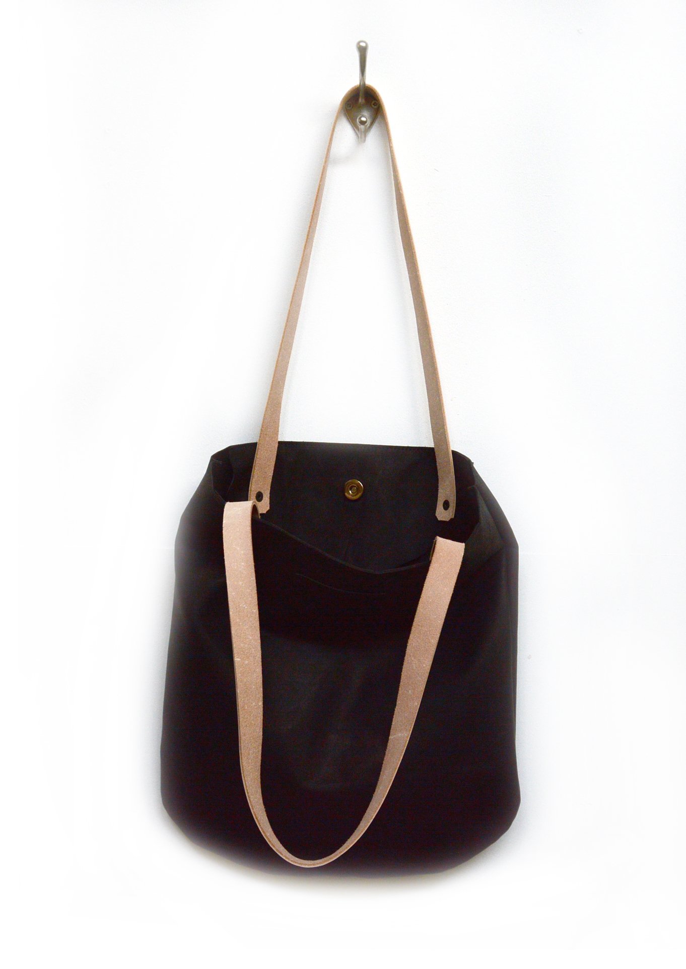 Elegant, Curved Black Leather Tote Bag | LABOUR OF ART - Leather Goods