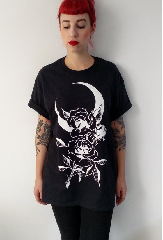 Image of T-SHIRT  sérigraphié devant ROSES/LUNE
