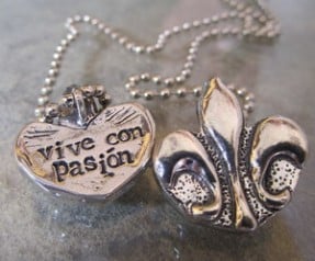 Image of Vive con Pasion  Pewter Pendant