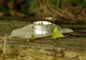 Image of  Leaf print spinner ring 