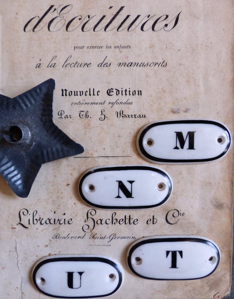 Image of Anciennes étiquettes d'apothicaire en porcelaine. Alphabet.