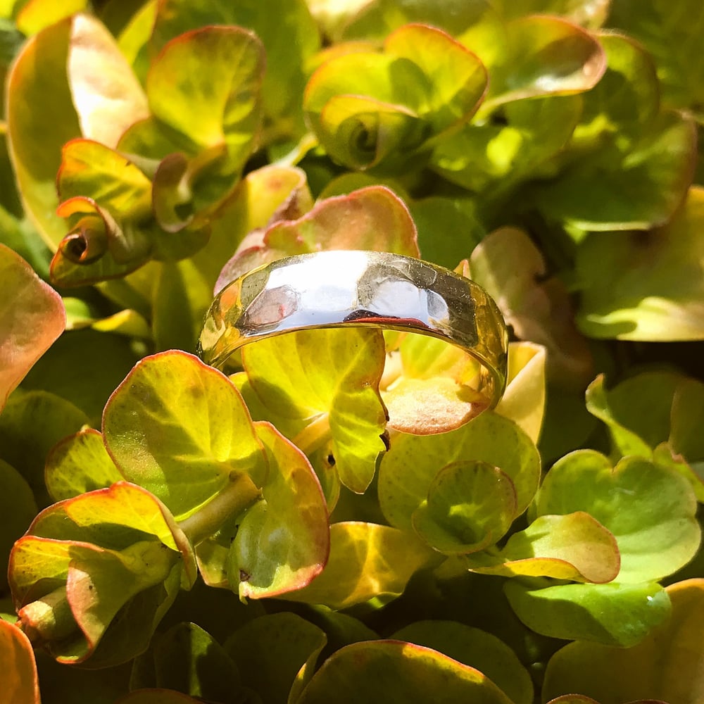 Image of Thick gentle flow Gold ring