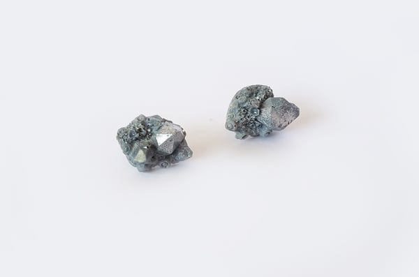Image of CRYSTAL CLUSTER STUDS - Grey