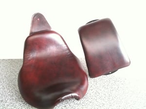 Image of TRIUMPH SPEEDMASTER AMERICA LOWRIDER SEAT VINTAGE RED LEATHER