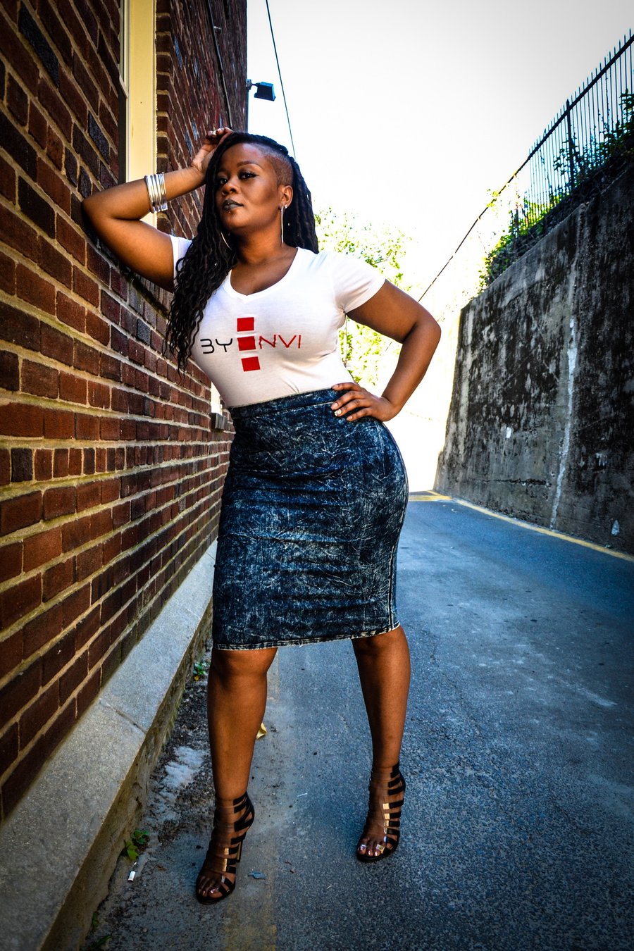 Image of BYENVI LADIES' SIGNATURE V-NECK