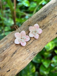 Image 2 of pink hibiscus in 14kGF