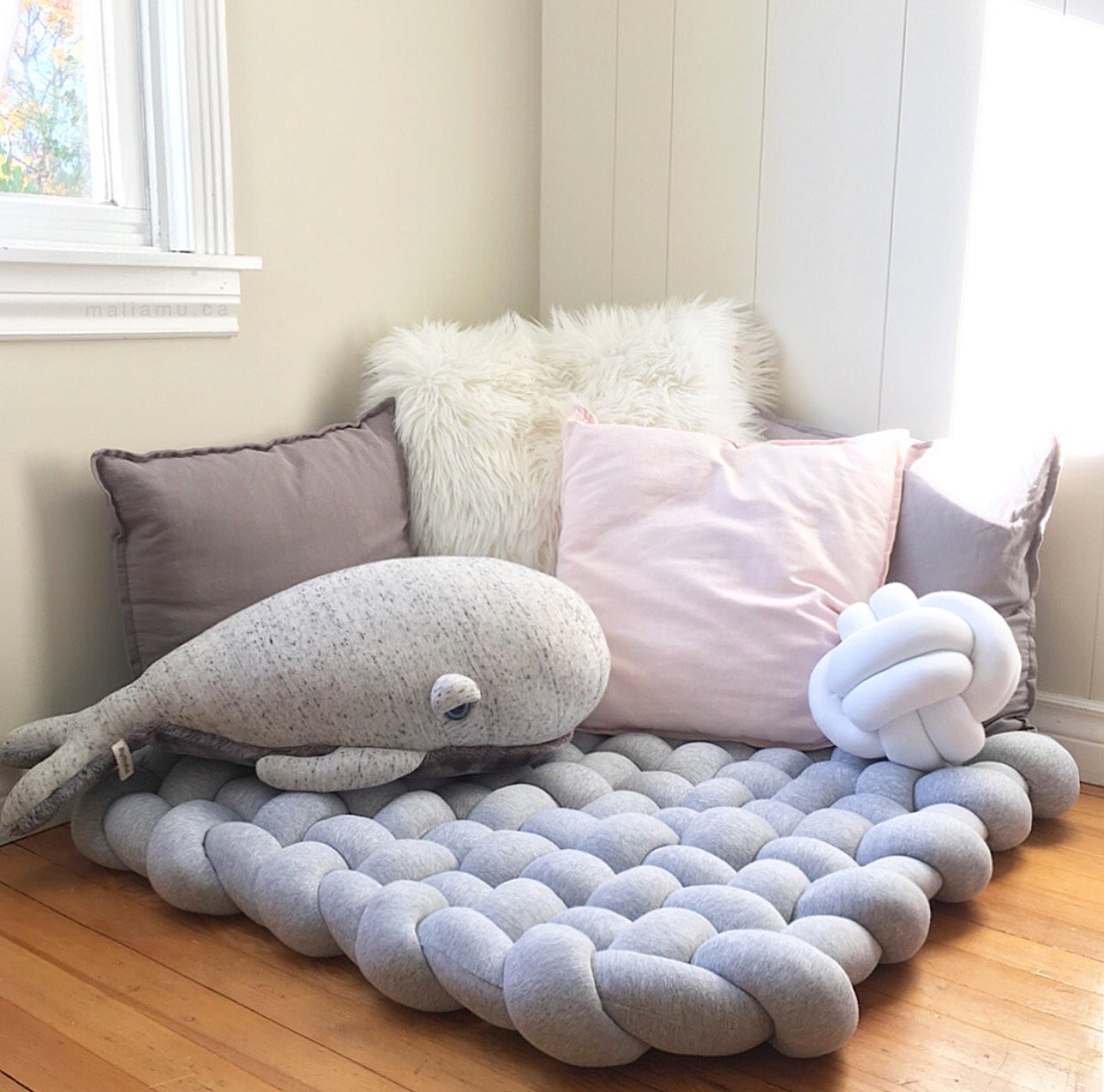 Плавный и мягкий. Необычные диванные подушки. Необычные декоративные подушки. Интересные подушки для детей. Декоративные подушки в интерьере.