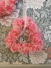 Image 3 of Couronne hortensia rose et gypsophile blanc 