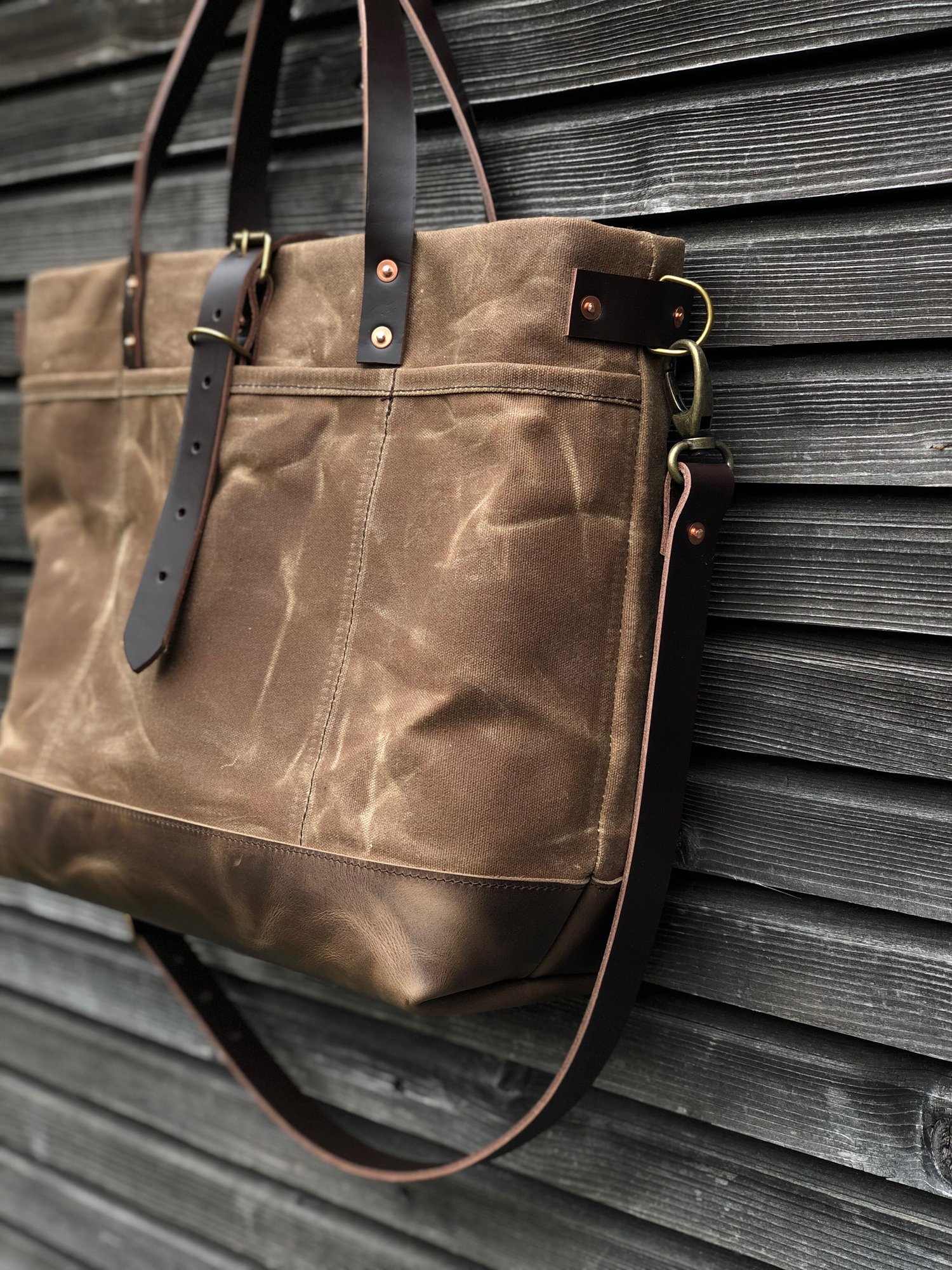 Image of  Tote bag in waxed canvas with leather bottom and cross body strap