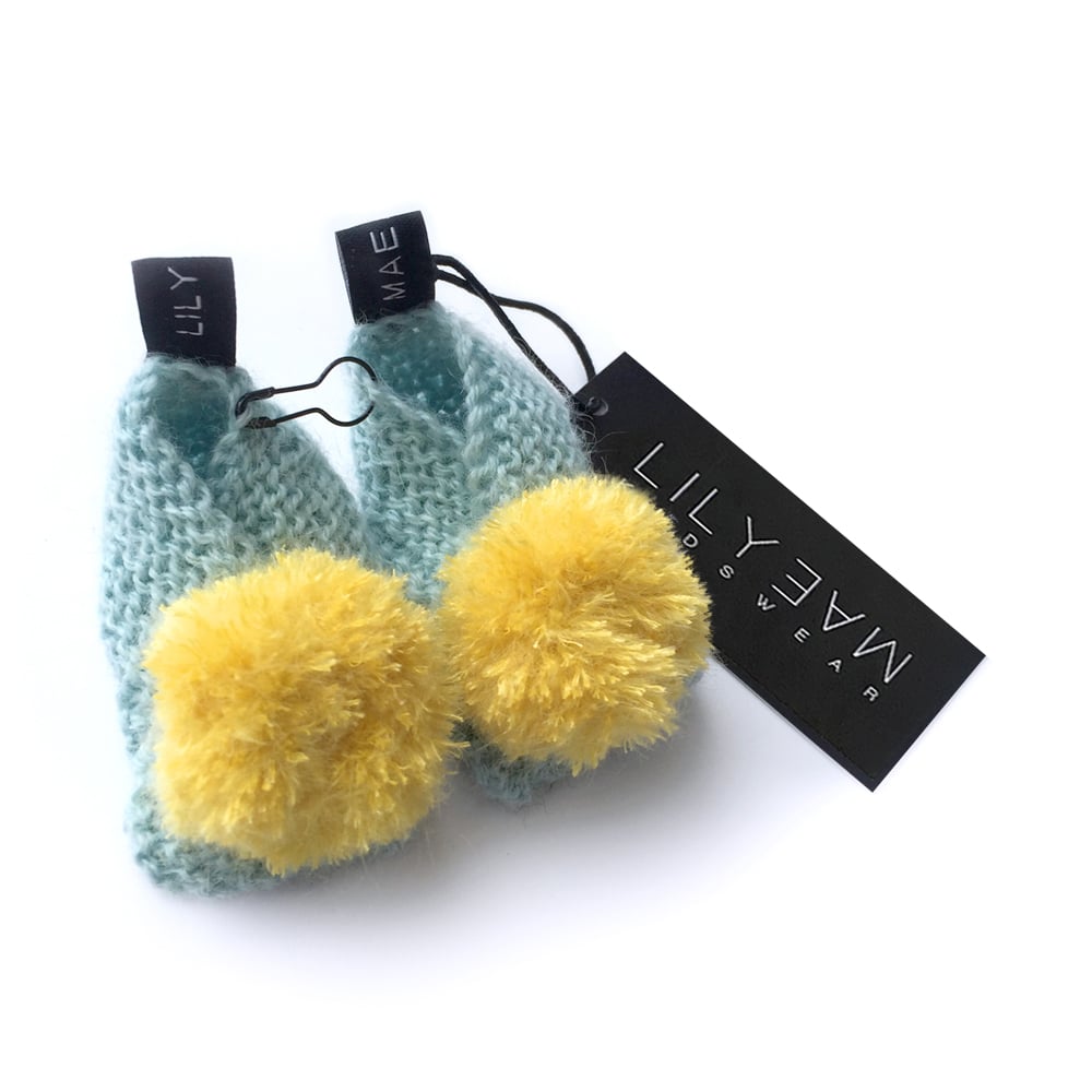 pom pom baby booties