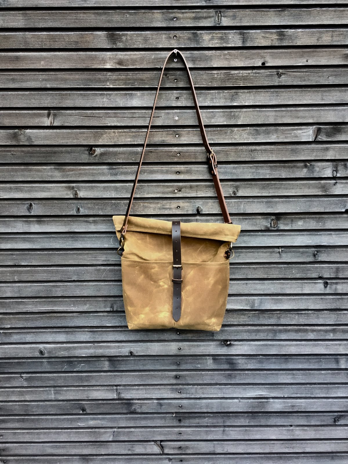 Image of Waxed canvas messenger bag / musette with leather shoulder strap and double waxed padded bottom