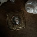 Boite à bijoux rare, portrait peint, laiton et verre bombé, d’époque Napoléon III