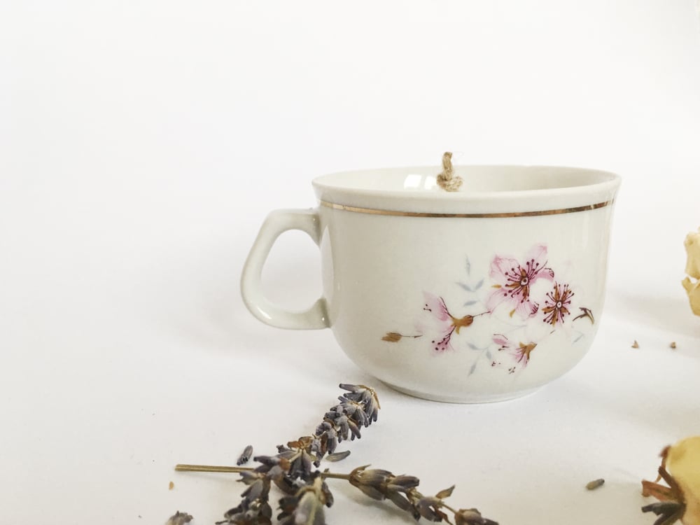Image of Lila floral Candle