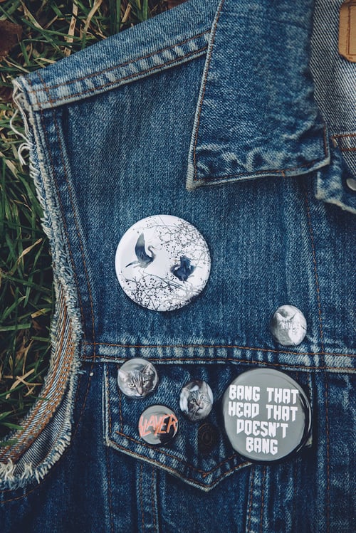 Image of heron pinback button / magnet