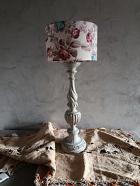 Image 1 of Lampe en bois patiné gris et son abat jour 