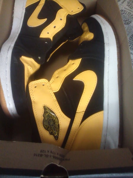 Image of gently used jordan 1's