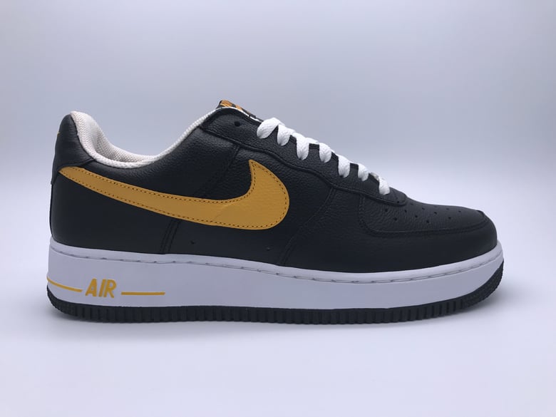 Image of NIKE AIR FORCE 1 "BLACK/UNIVERSITY GOLD"