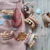 Bracelet *fillette* - manchette pompons : taupe et rose