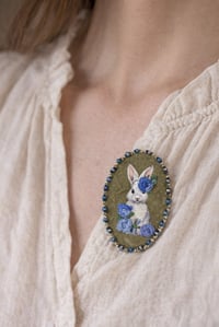 Image 2 of Broche lapin fleurs bleues 