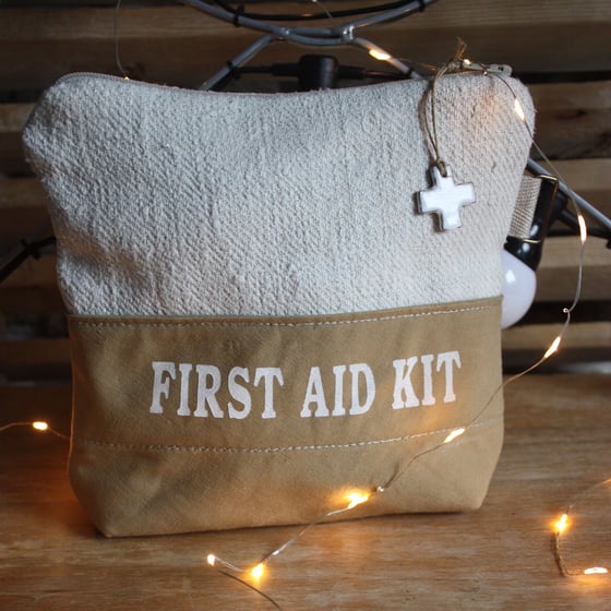 Image of Grande pochette FIRST AID KIT.