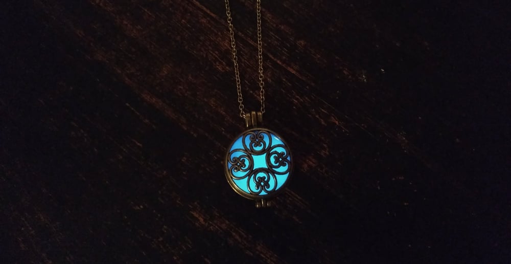 Image of Pendant Circle Necklace - Glow in the dark