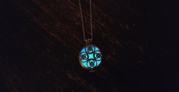 Image of Pendant Circle Necklace - Glow in the dark