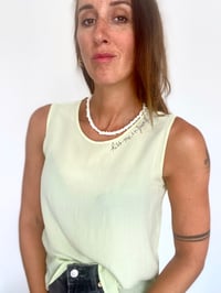 Image 2 of Top en soie "kiss me"