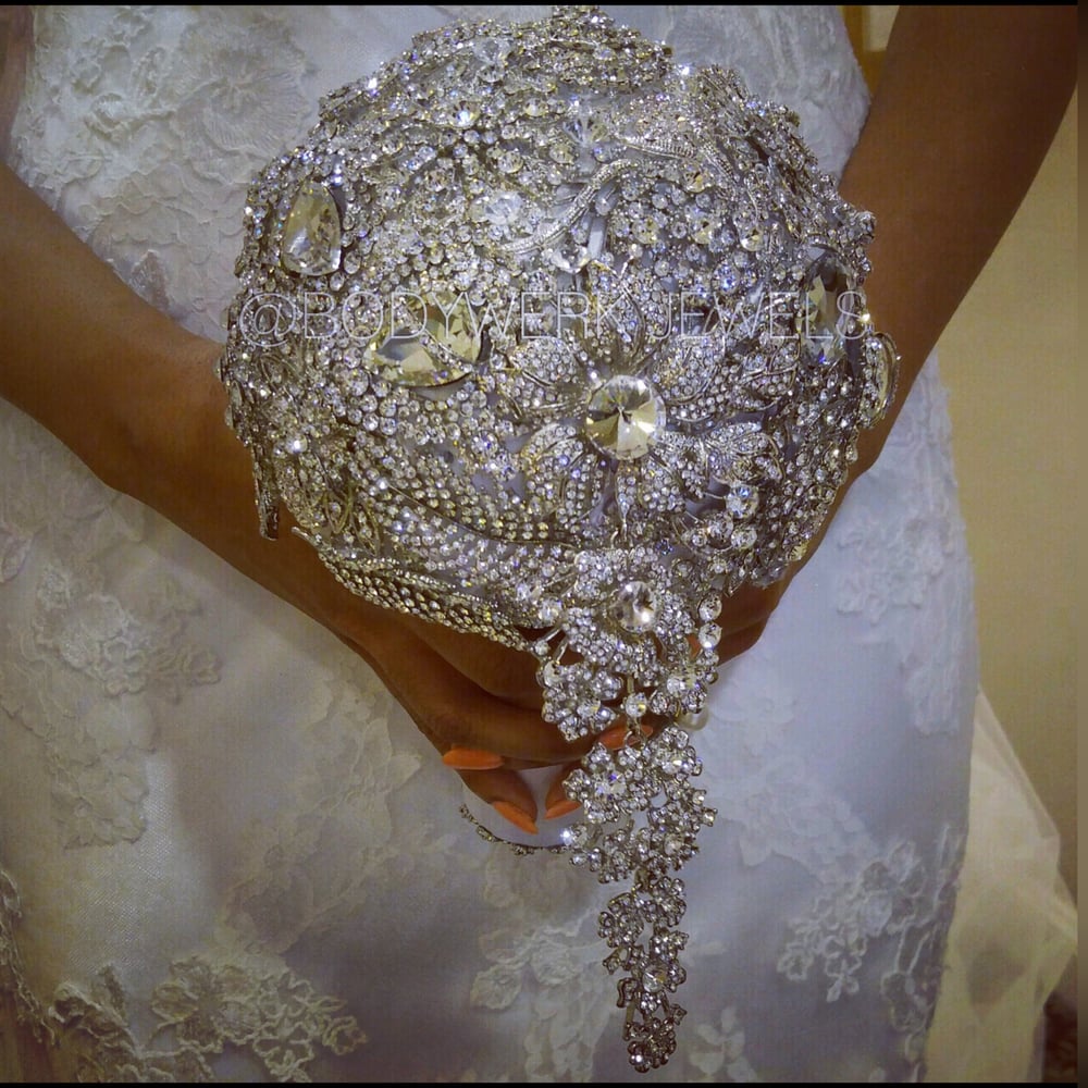 "Elizabeth" Full Brooch Bouquet