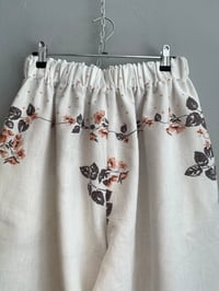 Image 3 of Oversize pants with flowerprintet   (xs-xxl)