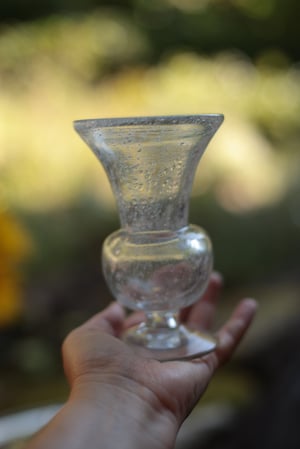 Image of Kleine Vase, mit Fuss, weisses Glas mit Einschlüssen, mundgeblasen