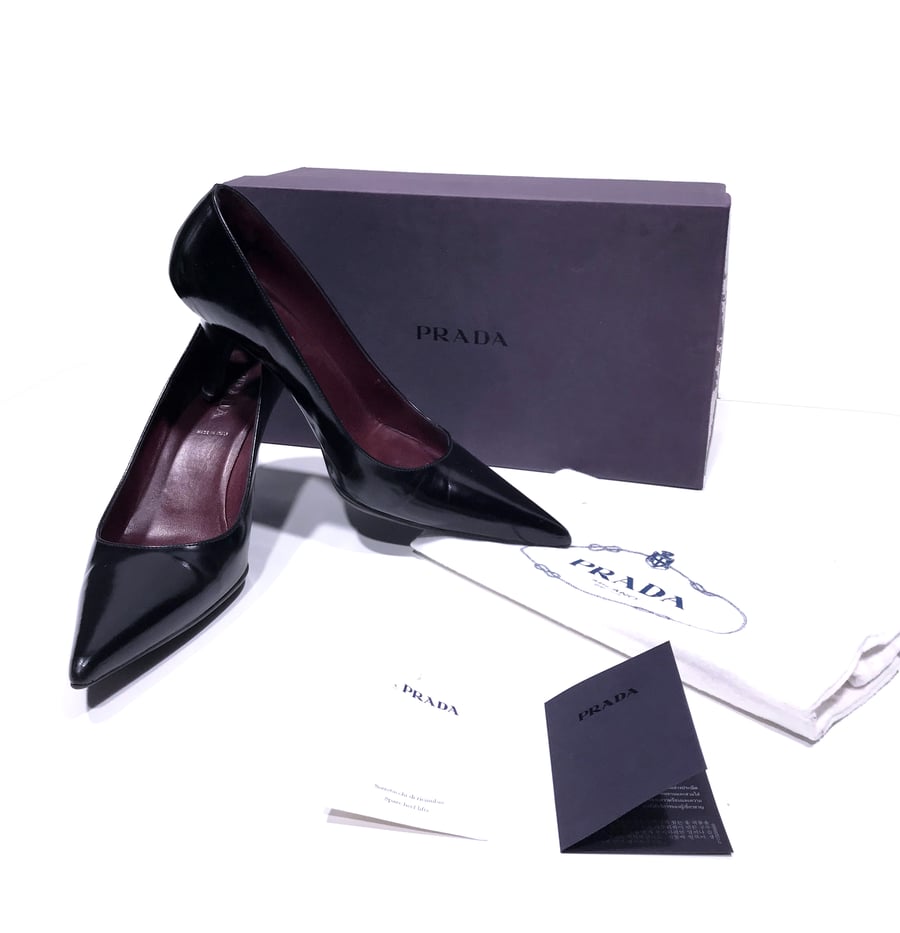 Image of PRADA DECOLLETE IN PELLE NERA