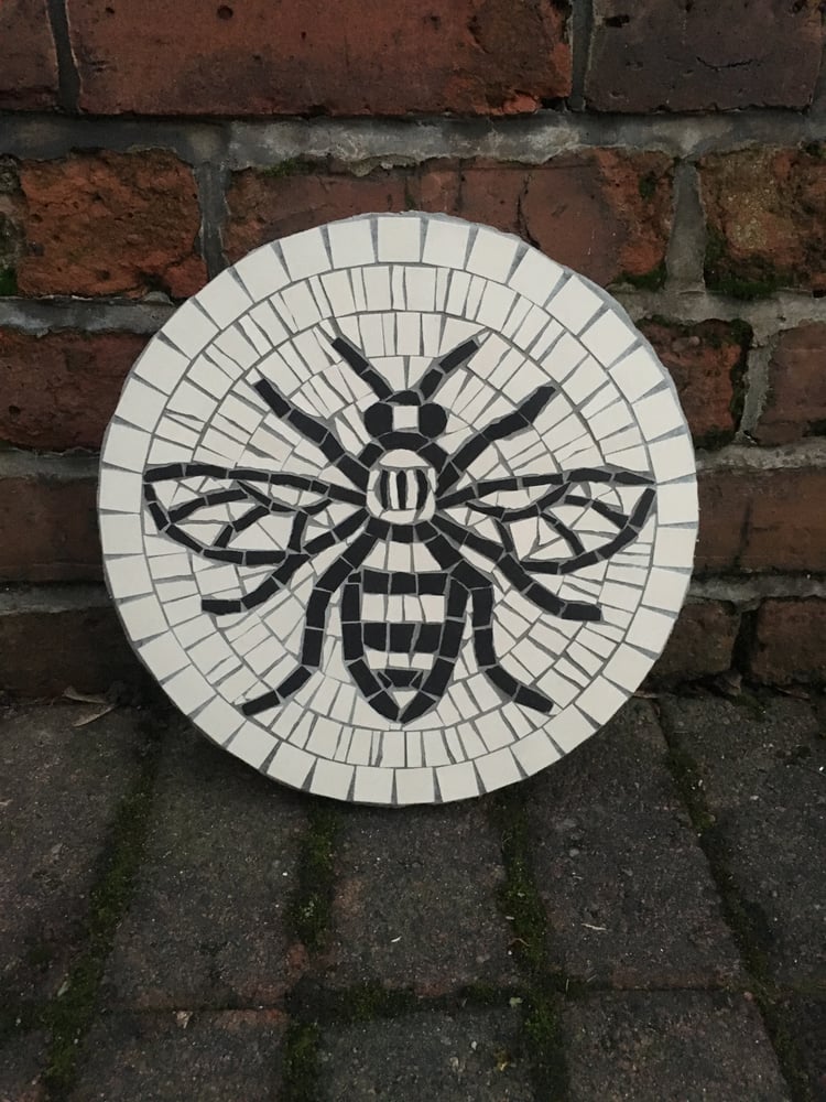 Image of WORKER BEE STEPPING STONE MOSAIC 