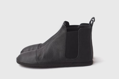 Image of Chelsea boots in Pebbled Black