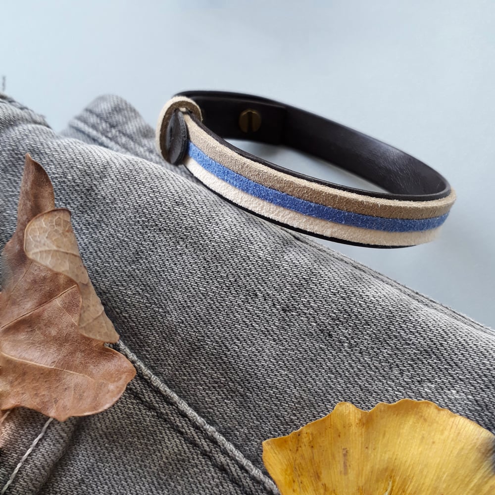 Image of Bracelet *homme* cuir et suédine  - tricolore : ficelle/bleu/blanc