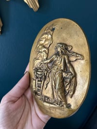 Image 2 of Magnifique médaillon en bronze massif de l’allégorie de l’hiver, prêtresse, XIXème siècle