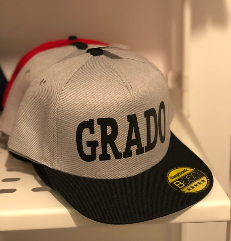 Image of GREY SNAPBACK GRADO CAP!