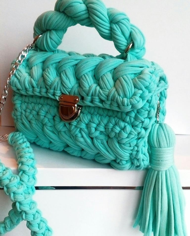 Crochet purses with a handle and chains . Image 2