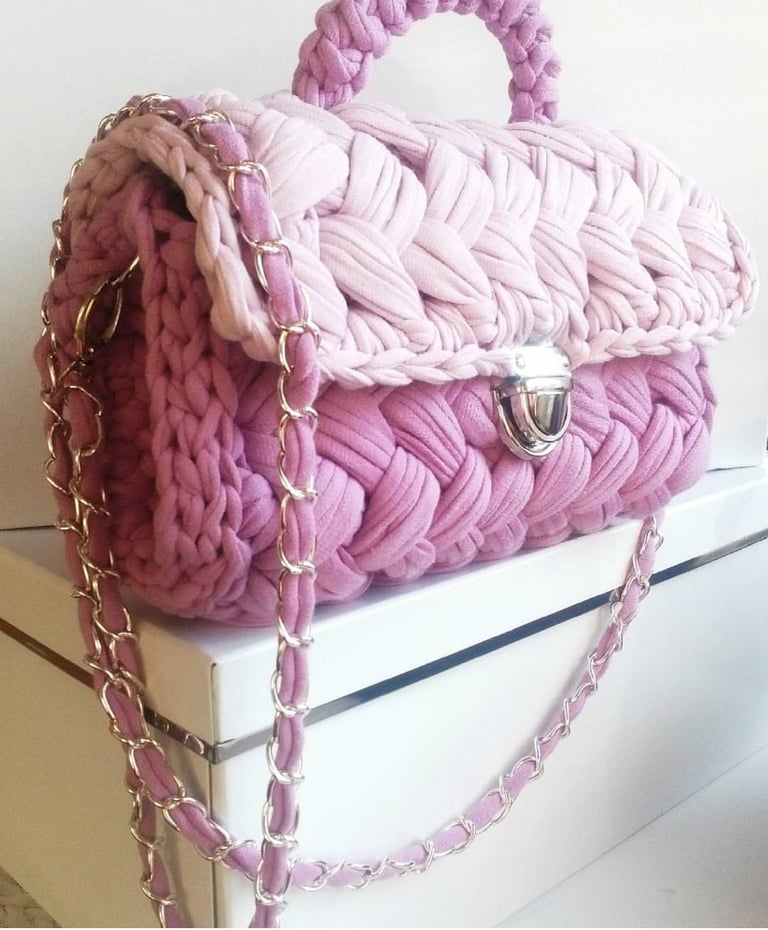 Crochet purses with a handle and chains . Image 3