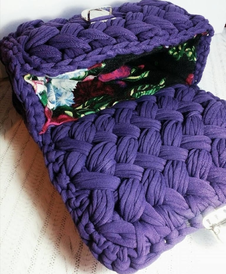 Crochet purses with a handle and chains . Image 4