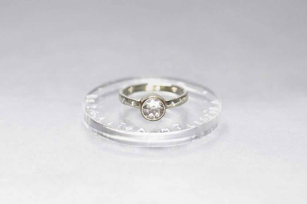 Image of electrum ring with rock crystal and inscription in Latin