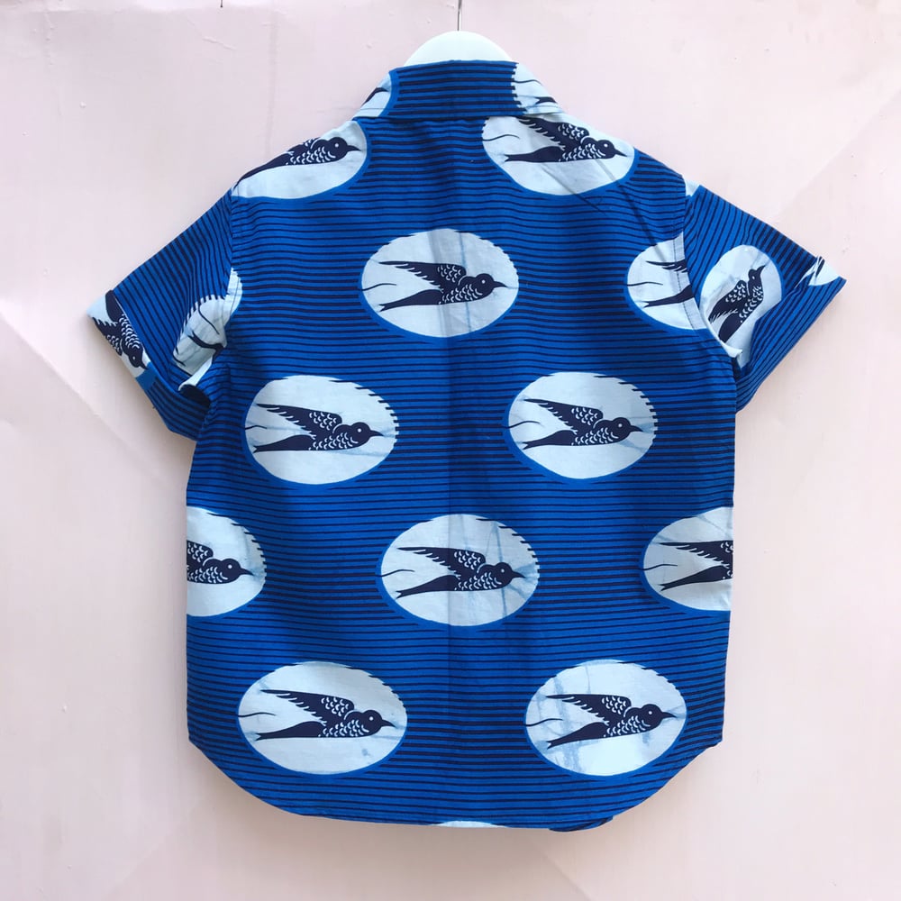 Image of The Marcus shirt in blue swallows